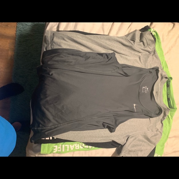 Nike tanks - Picture 1 of 3